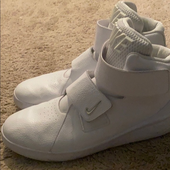 Men’s size 15 white Velcro Nike shoes - Picture 1 of 3